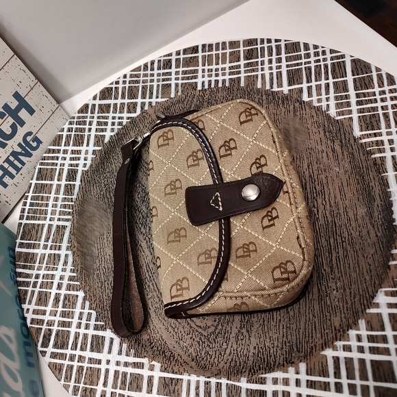 😍 Vintage Y2K GUC Dooney & Bourke Brand Signature Monogram Canvas Wristlet - Picture 3 of 8